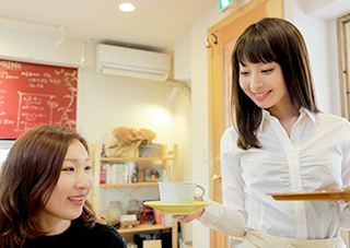 飲食店のホール作業